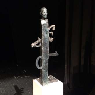 Estátua de Steve Jobs é obra do artista sérvio Dragan Radenovic.