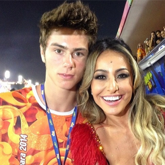 Filho da ex-jogadora de basquete e Sabrina curtiram o primeiro dia de desfiles na Sapucaí