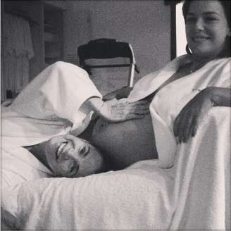 Sogrona, Regina publicou foto em que acaria a barriga da atriz Regiane Alves 