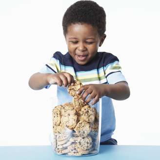 <p>Plano alimentar proposto por médica permite que as crianças comam nove biscoitos ao longo do dia</p>