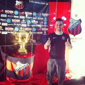 <p>Corintiano conhecido em Santos por ser "anti" o time da Vila Belmiro, Lucas viajou até Itu no feriado de Páscoa para tirar foto com a taça do Ituano de campeão paulista 2014</p>