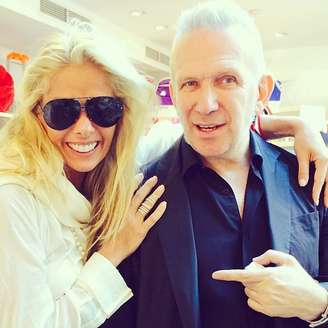 <p>Adriane Galisteu tira foto com o estilista francês Jean Paul Gaultier</p>