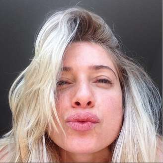 Letícia Spiller manda beijo de bom dia aos fãs
