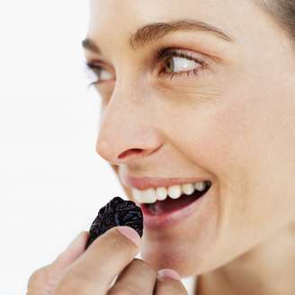 <p>Participantes de estudo diminuíram centímetros na cintura ao incluir ameixa na alimentação</p>