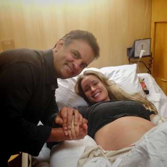 Aécio postou uma foto ao lado da mulher no Facebook