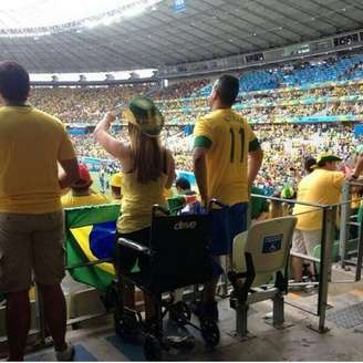 Cadeirante se levanta para acompanhar partida do Brasil