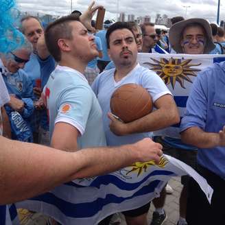 Fantasiados de Ghiggia e Obdulio Varela, torcedores uruguaios não conseguiam entrar no estádio por conta dos pedidos de fotos