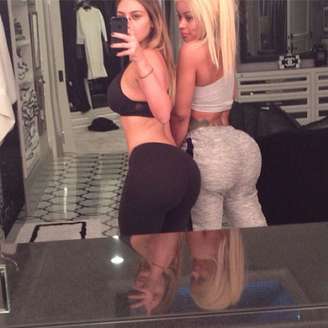 Kim Kardashian (à esquerda) está entre as famosas que gostam de compartilhar imagens exibindo o corpo malhado