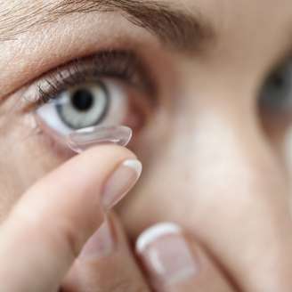 Médicos falaram que a infecção aconteceu entre os olhos e as lentes