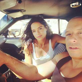 Michelle Rodriguez homenageia Paul Walker em foto com Diesel