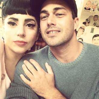 Lady Gaga posta selfie com o namorado Taylor Kinney