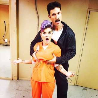 Policial de OITNB aperta os seios de Kelly Osbourne em foto 