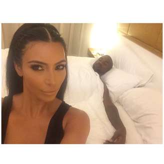 Kim Kardashian faz selfie na cama com Kanye West dormindo