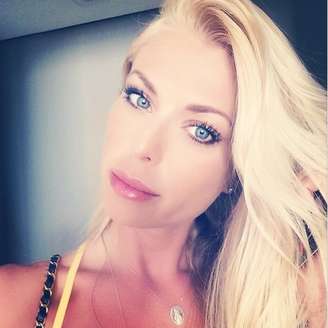 Caroline Bittencourt aposta no Sun in para clarear os fios  