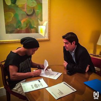 Ronaldinho posta foto assinando contrato