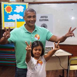 Candidato ao Senado pelo Rio, Romário votou ao lado da filha Ivy
