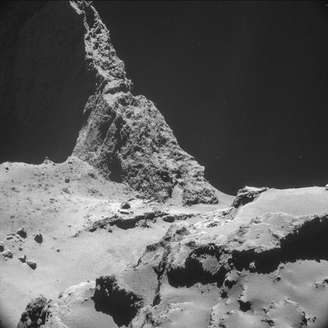 El cometa 67P/Churyumov-Gerasimenko en una fotografía entregada por la Agencia Espacial Europea, nov 11 2014. Los científicos europeos lanzaron una sonda el miércoles desde la nave espacial Rosetta, en un intento histórico para examinar la superficie de un cometa, dando inicio a un descenso de siete horas considerado como la fase más difícil de una misión de 10 años.