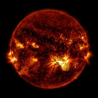 Região Ativa 12192 no Sol, a maior mancha solar desde 1990, teve erupção com forte chama no dia 24 de outubro