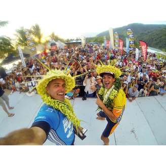 <p>Slater e Medina em foto no Tahiti; respeito e admiração</p>