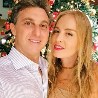 Prontos para a ceia, o apresentador Luciano Huck postou uma foto super elegante com Angélica antes do jantar.  