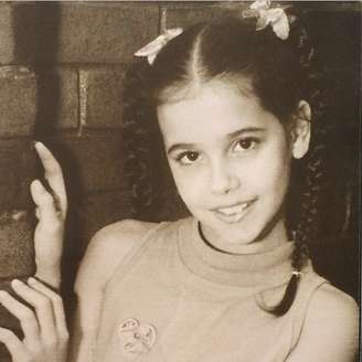 Débora Secco durante a infância em foto postada pela atriz