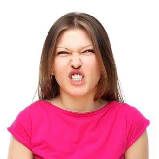 Dor de cabeça e no maxilar, perda de dentes e boca travada são alguns dos sintomas do bruxismo