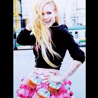 Os dentes levemente imperfeitos da cantora Avril Lavigne fariam o maior sucesso no Japão. Seus caninos são pontudos dando o ar juvenil que vem fazendo a cabeça dos orientais