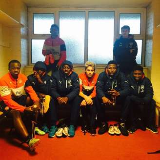 <p>Brookyln Beckham (centro) não vai permanecer no Arsenal na próxima temporada</p>