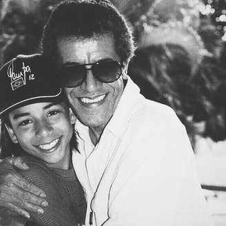 Junior postou foto onde aparece ainda criança ao lado do avô