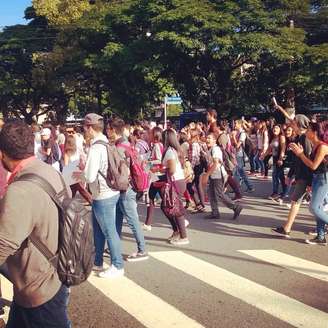 Estudantes vão para as ruas após protesto dentro da escola