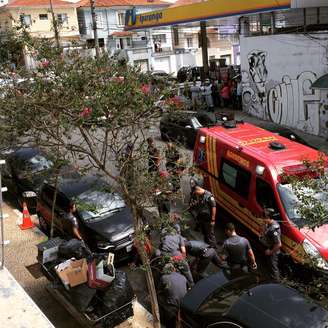 Bombeiros resgataram o criminoso e o policial baleados