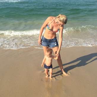Ana Hickmann foi à praia no Rio de Janeiro com o filho, Alexandre