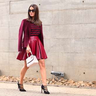 Em 13 de abril, segunda-feira: "Clima Marsala no meu primeiro look de hoje! {Sapato: @carmensteffens | Blazer: Carol Bassi | Blusa: Tommy Hilfiger | Saia: @alfreda_oficial | Bolsa: Dior  