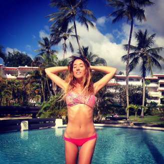 A designer de interiores Olivia Cartwright, de 23 anos, é fã dos biquínis brasileiros da marca Kinky Octopus