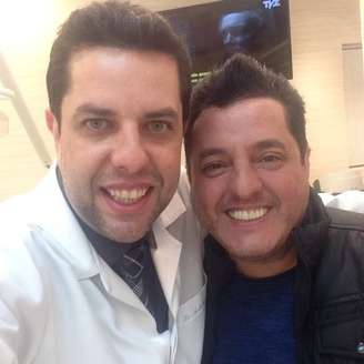 O dentista Anderson Bernal com o cantor Bruno, da dupla Bruno e Marrone