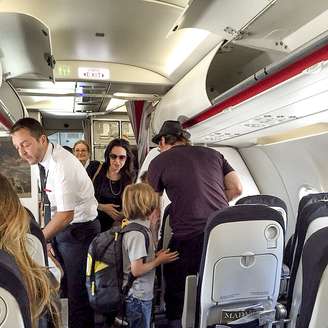 Gente da gente? Passageiros fotografaram Pitt, Jolie e seus seis filhos em classe econômica