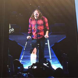 Dave Grohl caiu e quebrou a perna durante show do Foo Fighters nesta sexta (12), mas terminou o show