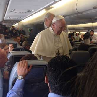 Papa posou para 'selfies' com jovens que o esperavam na porta do avião