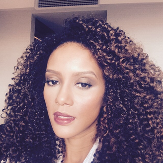 Foto postada no Instagram pela atriz Taís Araújo: "Eu amo ele curto, mas tenho que confessar que com ele longo...eu enlouqueço! E assim será!", escreveu ela