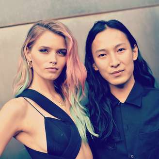 O estilista Alexander Wang ao lado da modelo Abbey Lee Kershaw, no Inspiration Gala New York, em junho de 2015