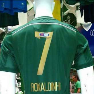 A esperança de ter Ronaldinho Gaúcho no elenco era tanta que teve loja oficial colocando camiseta do jogador em exposição 
