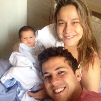 Fernanda Gentil com o marido e o filho recém-nascido, Gabriel