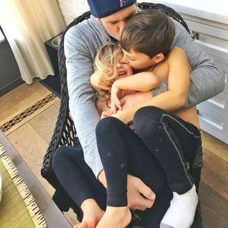 Tom Brady posa com os filhos Benjamin e Vivian no colo
