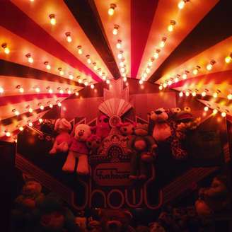 Remetendo a infância, o principal bar da FunHouse lembra um carrossel