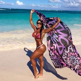 Gracyanne Barbosa em praia paradisíaca do Caribe