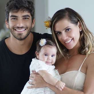 Em clima de festa, Hugo Moura e Deborah Secco comemoram os 4 meses da herdeira Maria Flor