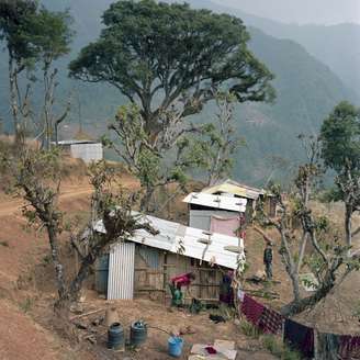 O fotógrafo Gideon Mendel passou boa parte de sua carreira documentando temas sociais pelo mundo. Recentemente, ele viajou ao Nepal pela organização Christian Aid para documentar histórias daqueles que ficaram isolados logo depois do terremoto que matou quase 9 mil pessoas no país, há um ano.