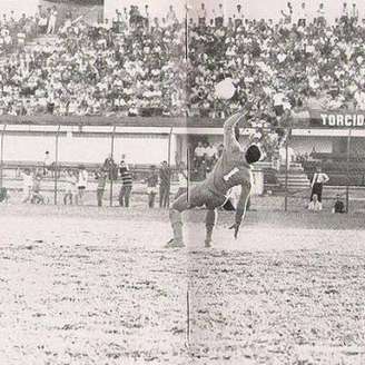 
                        
                        
                    Momento em que o goleiro do Madureira era encoberto pela bola chutada por Ubirajara(Foto: Reprodução/Facebook)