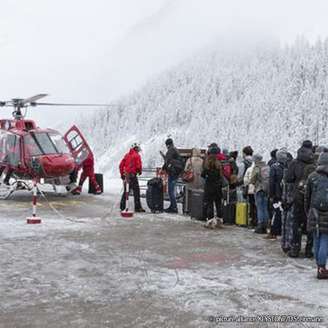 Alguns turistas conseguiram deixar Zermatt em helicópteros, mas no dia seguinte os voos foram suspensos