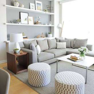 1. Sala de estar com sofá utilizando chaise e decoração elegante